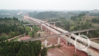 合安高速首座下穿铁路桥梁全幅架梁完成