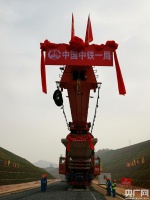 央广网消息:中国老挝国际铁路国内玉磨段4月7日开始铺轨!