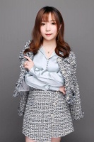 95后美女售楼员入行两年,靠自己买奔驰住新房!