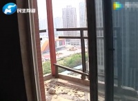 私搭阳台,承重柱立到邻居家,违建女子:给我掏一半钱