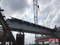 中铁北京工程局天津公司成都项目跨二绕高明互通首榀钢箱梁架设成功