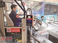 18米长“新版101路公交车”上路试跑 有母婴间和充电插口