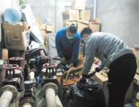 20多个小区供水管线“大清洗” 确保市民用水安全