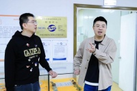 奥普家居直播间启动硬核检测,呼兰上晾衣机荡秋千
