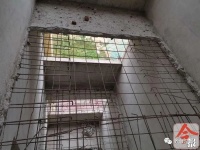 业主喜迎收楼,进门却傻眼:房间地面和屋顶消失了