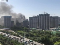 陕西西安金辉世界城在建工地发生火情 现场浓烟滚滚