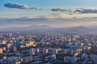 土地市场回暖 开发商拿地测算研究忙