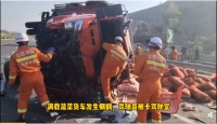 蔬菜车侧翻司机被卡车内,消防员边破拆边喂水安慰