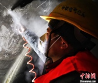 “五一国际劳动节”:雪域高原建设者劳动忙