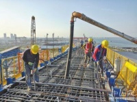 深中通道横门互通主线桥首个变宽段盖梁顺利浇筑