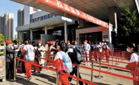 全市初高中及中职非毕业年级昨日开学