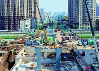 北大街上跨桥即将开始桥面吊装