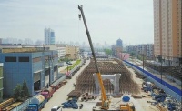 平城街西延跨铁路桥 第四座龙门吊即将安装