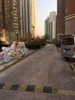 换物业公司涨物业费，北京这小区走出垃圾遍地困局