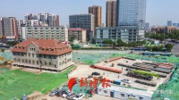 厉害了!济南这座百年老建筑“坐”平板车被移走