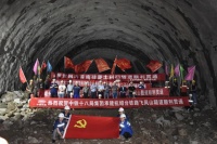 杭绍台铁路嵊州段飞凤山隧道顺利贯通