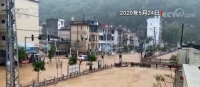 广西百色:暴雨致积水严重 武警官兵紧急驰援