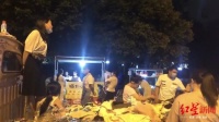 地摊经济火了!成都女子摆摊赚钱买车,江西小伙慕名来拜师