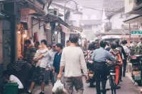从限价抢房到摆地摊：钱路不同，不相为谋