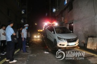 【文明观察】这些占用小区消防通道的私家车,被强制拖车了