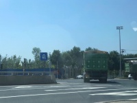 北京一工地随意倾倒建筑垃圾?孩子上学被弄得灰头土脸