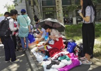 地摊经济不等于占道经济,地摊经济不能永远在“路上”