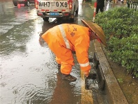一场暴雨后路口大面积积水 启动应急保障40分钟恢复交通