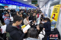无房、投靠亲属也能落户!多地“抢人大战”白热化