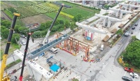 智慧快速路稽山路段成功架设跨线桥叠合梁 此路段将连接杭州中环