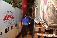 渣土车无证运输 长沙一工地被当场叫停