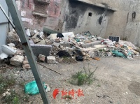 家门口有废墟近2年,小区居民不堪其扰