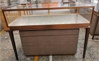 珠宝展示柜在哪里定做,高级珠宝展示柜制作厂家怎么找?