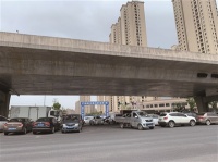 高架桥下的路口怎么变成了停车场?