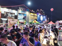 全济宁潮这看!济宁吾悦广场吾悦夜巷嗨翻天