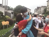 杭州中考首日 考场外点点滴滴都是情