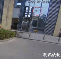 楼上有人往下扔水袋 11岁"熊孩子"干的