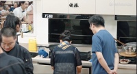 忘不了餐厅杨迪表演川剧变脸，万和温暖陪伴美好瞬间