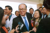 一大批开发商或迎来破产，为何仍“死撑”不降价？曹德旺一语中的