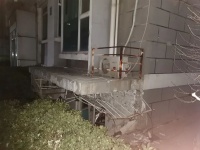 特斯拉“失控”撞楼，居民：以为地震了