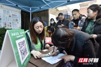张家界市免费为市民发放万盆绿植 为城市增颜添色