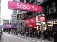 从卖名表变卖口罩？“全球最贵街道”经历“冰火两重天”
