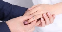 男女戴戒指分左右手吗 男女 戒指的戴法和意义