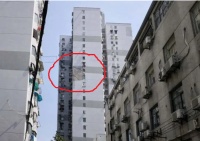突发!高楼外墙脱落女子被砸身亡!住建委开展房屋高坠隐患排查整治,“该关停的立即关停”!