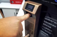 几百块和几千块钱的指纹锁有啥区别？卖锁的老板：都是C级锁芯！