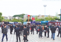 身在一线城市，心在老家楼市：这届中青年的两头生活丨特稿