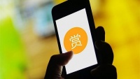 又见无脑打赏？房企女出纳迷恋男主播，半年打赏430余万，还挪用公款…