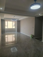 四个月硬装结束，全屋打扫干净还没家具，地面铺贴灰色地砖很满意