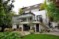 退休后，我也想要这样的生活，一套别墅有阳光房有庭院，美极了