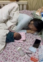 18岁女孩生完孩子住旅店，欠着房租还让孩子喝老年奶粉！为何如此窘迫？