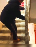 辽宁一楼房漏水楼道被冰封变冰帘洞，东北的冬天到底冷到什么程度？